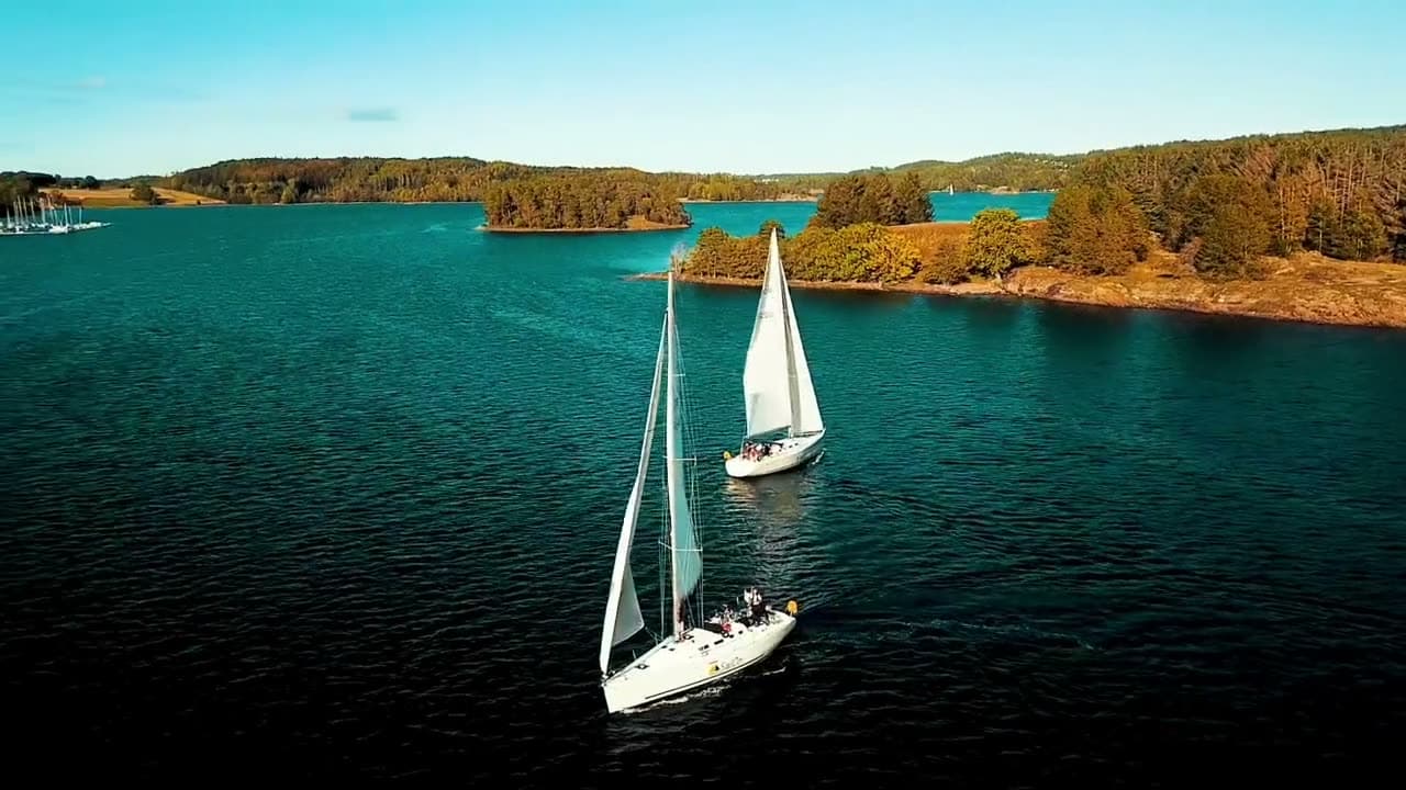 Sail Ons rosa seilbåt for fulle seil på fjorden