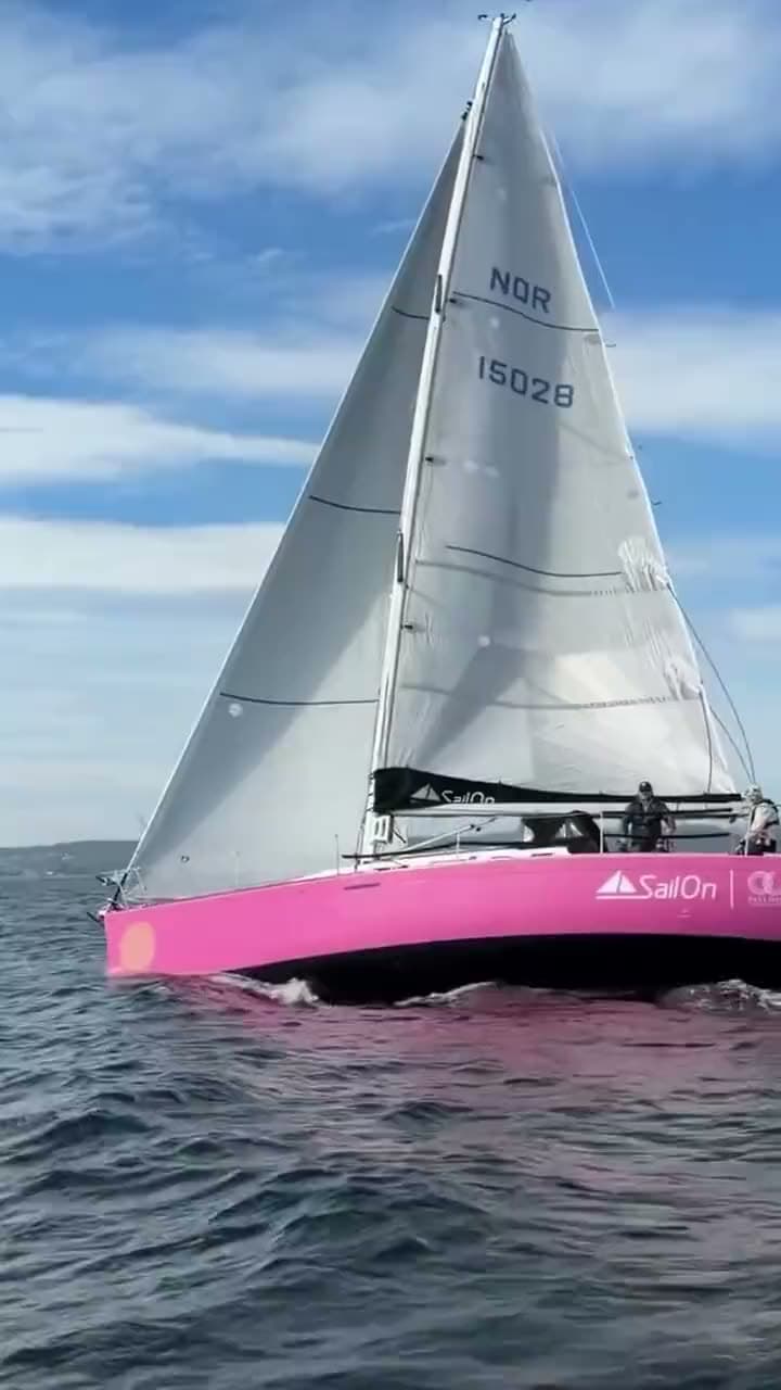 Sail Ons rosa seilbåt for fulle seil på fjorden