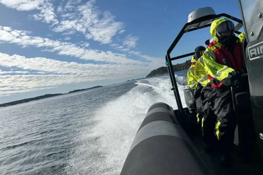 En RIB i full fart med sjøsprøyt rundt baugen