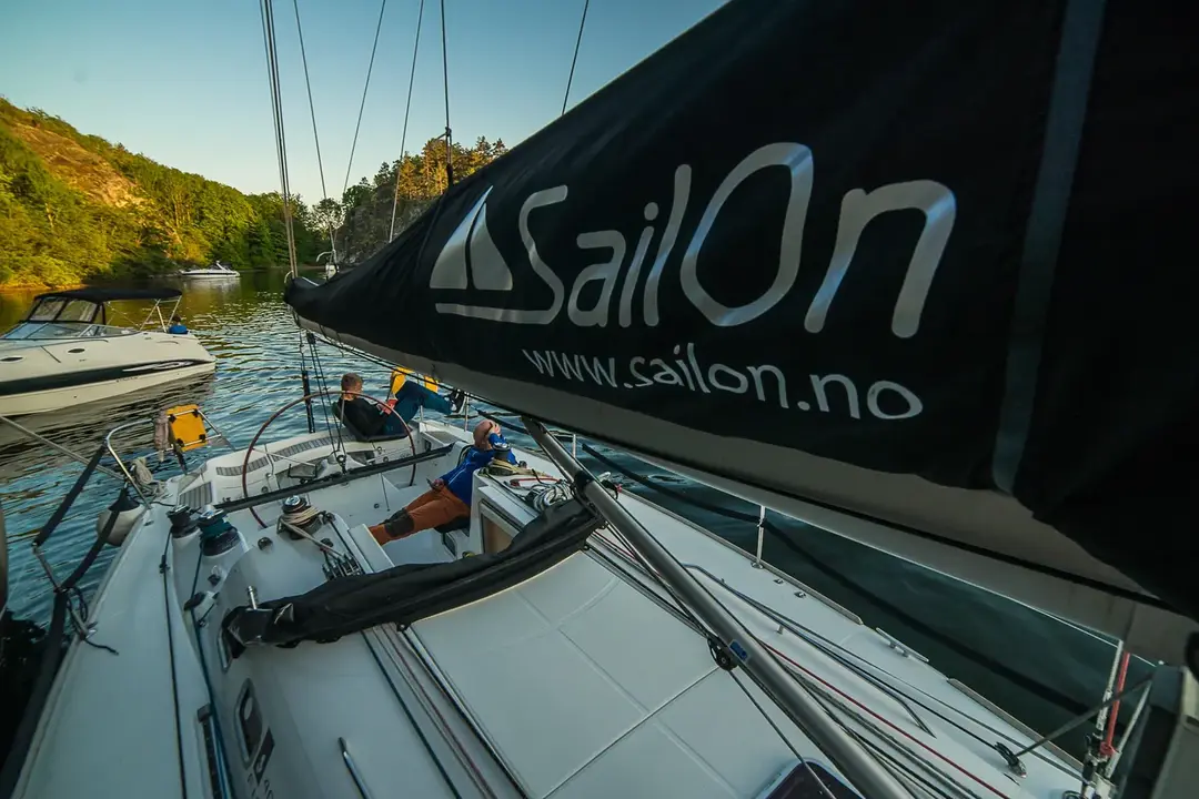 Storseilet med Sail Ons logo, sett fra dekk