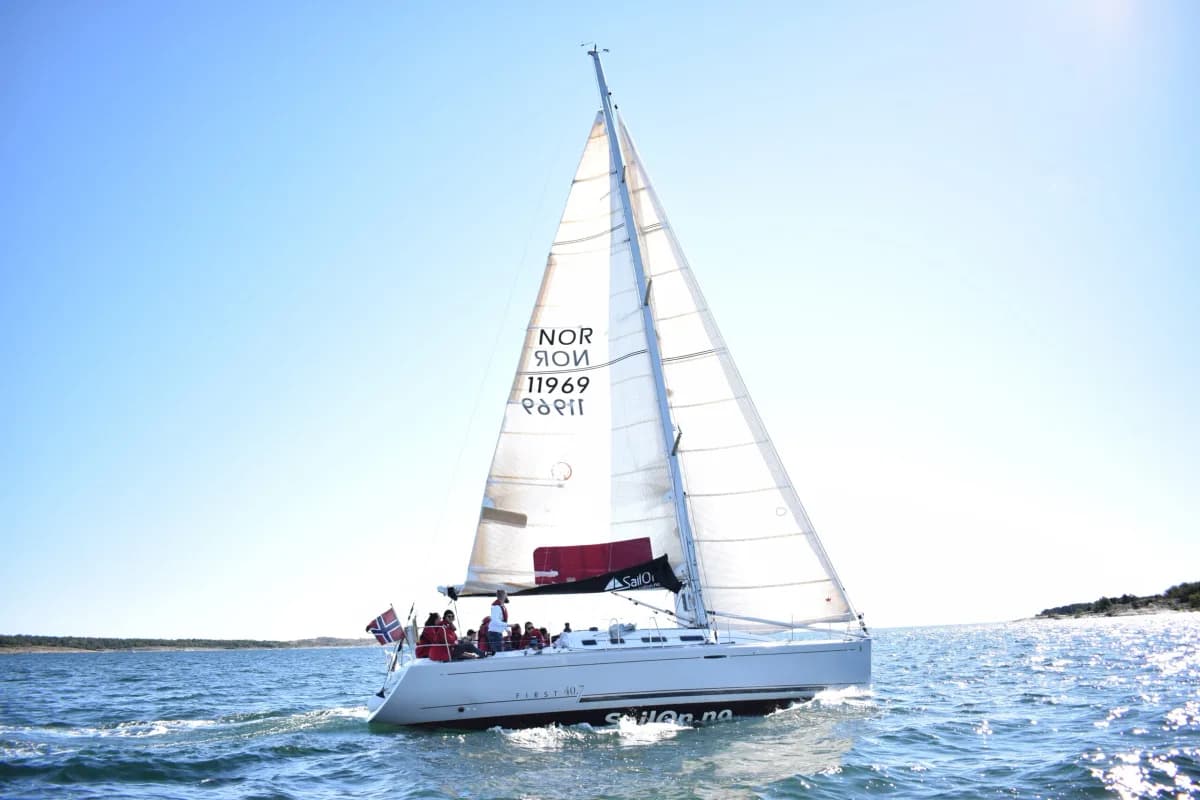 En First 40.7 under fulle seil