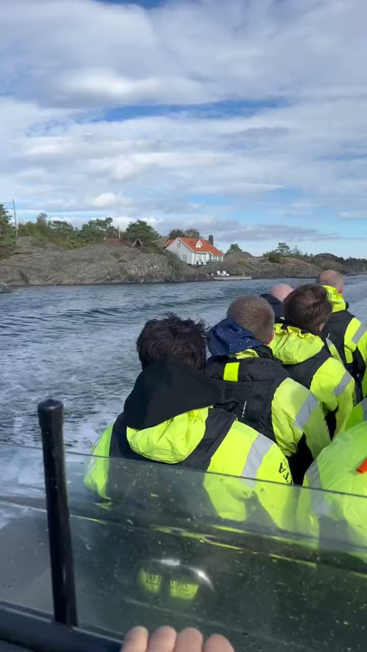 En RIB fra Sail On i fart over vannet