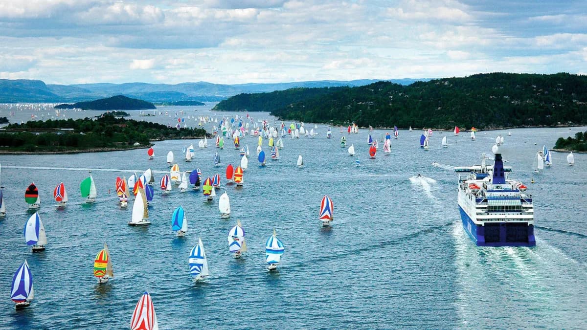 Seilbåtene samlet på fjorden før start