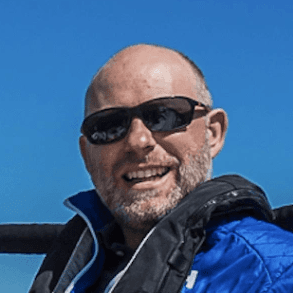 Carl Roar Aamli om bord, med solbriller og blå seiljakke